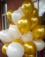Готовый букет двух цветов золотой и белый оттенок шаров