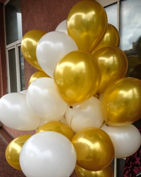 Готовый букет двух цветов золотой и белый оттенок шаров