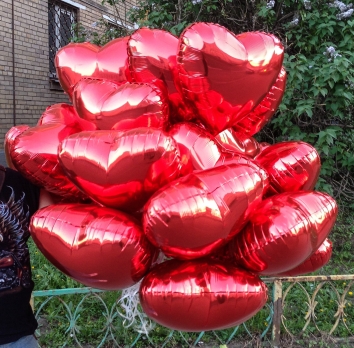 Большой букет из фольги шаров сердца надутый гелием