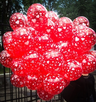 Готовый надутый гелием  яркий красный букет с сердцами