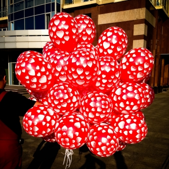 Готовый букет из шаров красный белый в сердцах