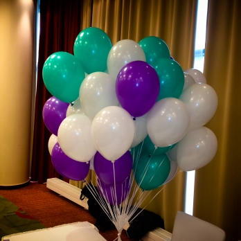 Готовой букет шаров надутый гелием три цвета фиолетовый - зелёный - белый