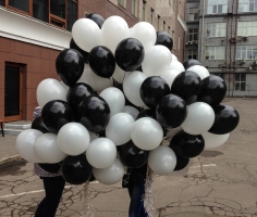 Готовые надутые шары двух цветов черные и белые