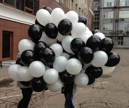 Готовые надутые шары двух цветов черные и белые
