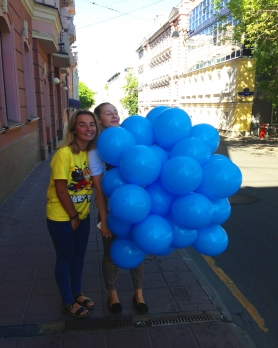 Воздушные голубые шары в готовом букете