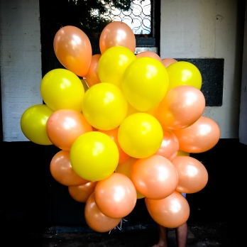 Букет из шаров нежный персик желтый оттенок цветов
