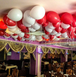 Надутые шары под потолок красные и белые