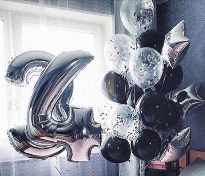 Цифры ,шары в стиле серебро c черным цветов и конфетти и звёздами
