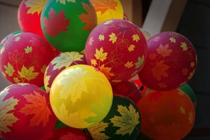 Кленовые листья шары на 1 сентября недорого